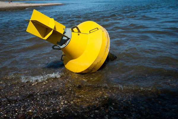 Bouée d'ancrage jaune sur la rivière de la sécheresse — Photo