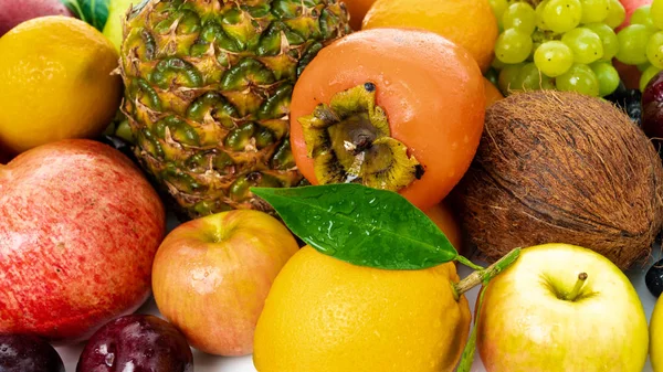 Композиція з багатьма різними фруктами. екзотичні фрукти — стокове фото