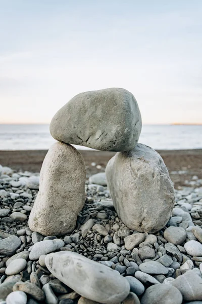 海に面したビーチに立っている石の姿. — ストック写真