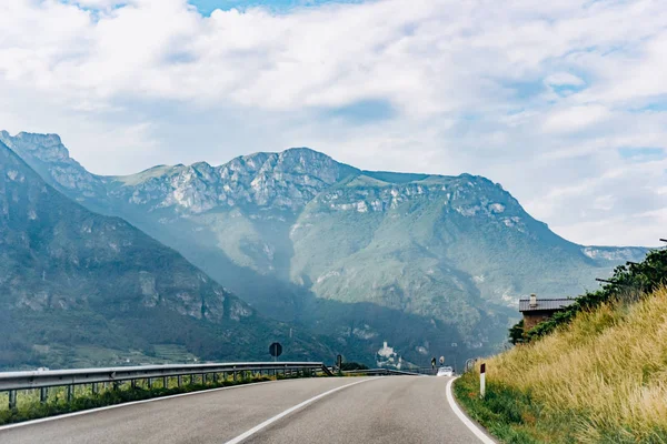 Scenic road in near the mountains. Picturesque view from the car window. — Stock Photo, Image