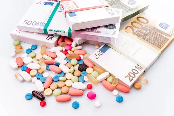 Flerfarvede tabletter med eurosedler på hvid baggrund - Stock-foto