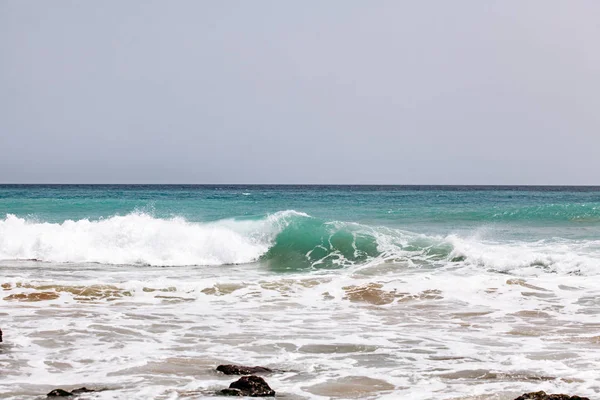 Beautiful sea waves. Waves on a Sunny day. View of the waves from above — 스톡 사진