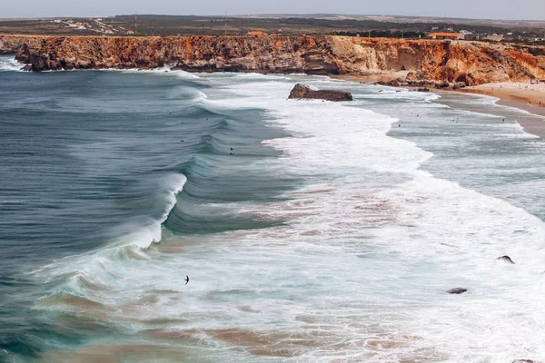 Bela vista das ondas do mar das rochas em algarve, Portugal — Fotografia de Stock