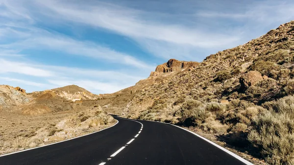 Горная асфальтовая дорога в горах. Асфальт в горах чёрный. Красивая дорога в горах . — стоковое фото