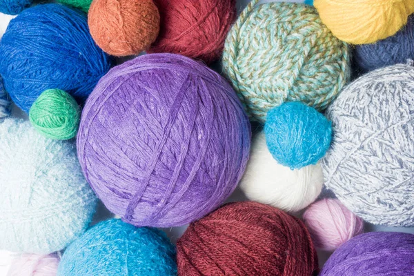 Ballen van wol, met de hand gemaakt. kleurrijke ballen van wol — Stockfoto