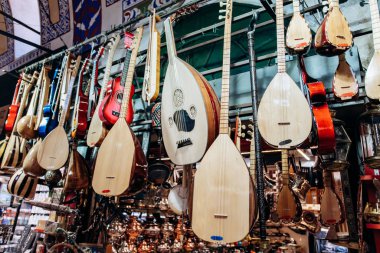 Türk müzik aletleri pazarda satılıyor