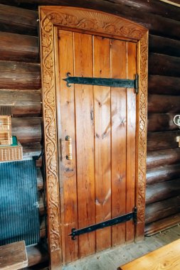 Ahşap bir evde eski çürümüş ahşap bir kapı.