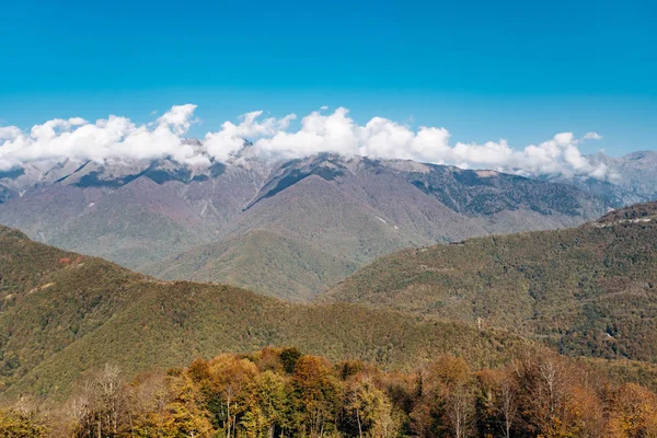 Charmig utsikt genom åren. Vacker utsikt över bergslandskapet. Vackra berg och himmel — Stockfoto