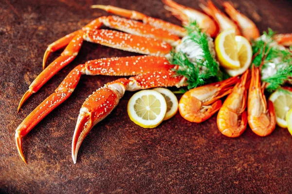 Složení s krabem, krevetami, bylinkami a citrónem na červeném pozadí — Stock fotografie