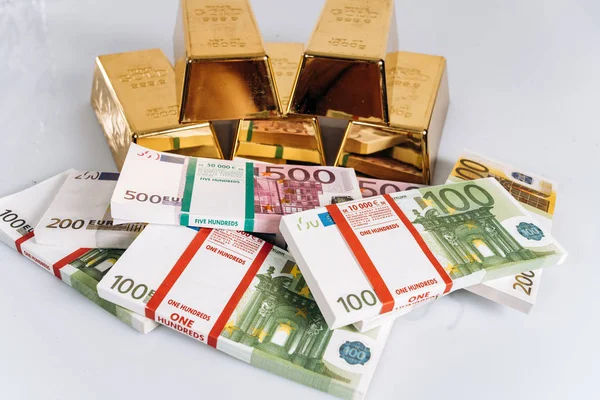 Guldtackor vid närbild av eurosedlar. Guldtackor ligger på eurosedlar — Stockfoto