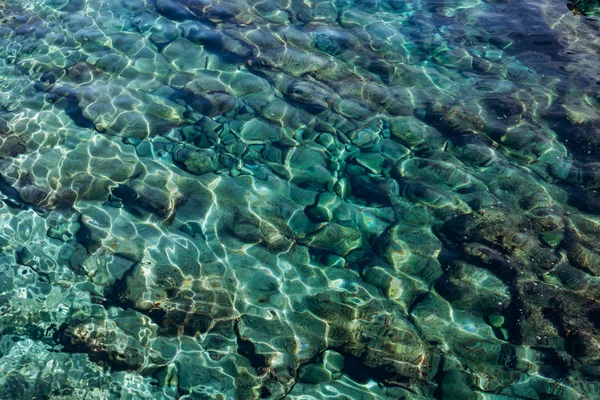 Φόντο από τιρκουάζ νερά στη θάλασσα. Τυρκουάζ υφή νερού με ανταύγειες. — Φωτογραφία Αρχείου