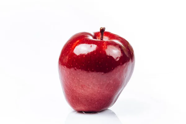 Manzana roja fresca sobre fondo blanco con hermoso reflejo — Foto de Stock