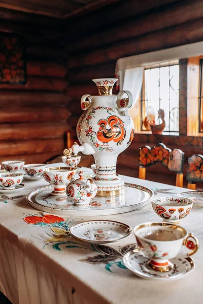 萨莫瓦在厨房里是俄罗斯风格的 — 图库照片