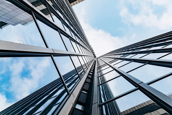 Facciata grattacielo blu. edifici per uffici. silhouette in vetro moderno — Foto Stock