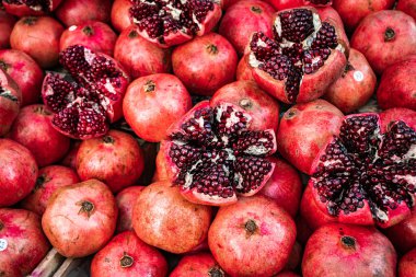 Sokak pazarında kırmızı nar meyvesi. Bir grup nar.