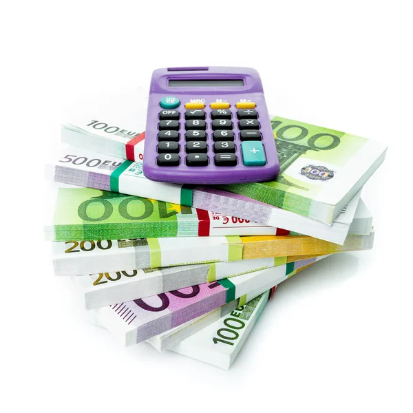 Евро деньги и калькулятор изолированы на белом — стоковое фото