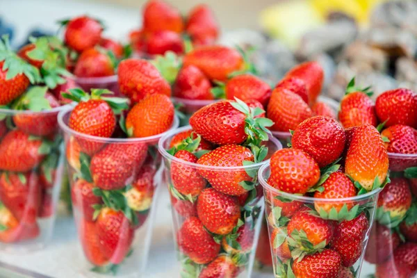 Fragole rosse fresche pronte per la vendita sul mercato — Foto Stock