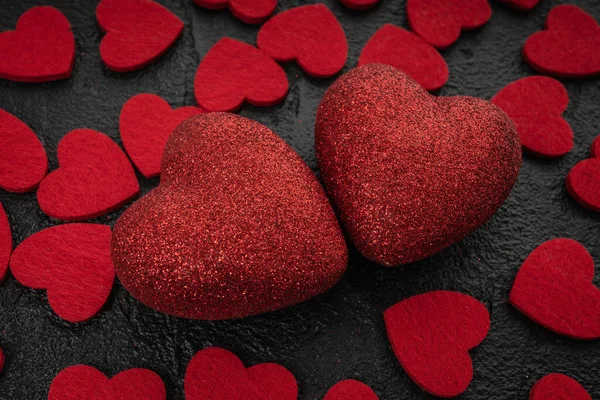 Rött hjärta med rosor. Rosenblad med två hjärtan - kärlekssconce — Stockfoto