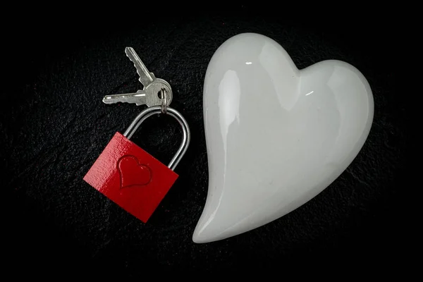 Concetto di San Valentino. Chiave con il cuore come simbolo di amore — Foto Stock
