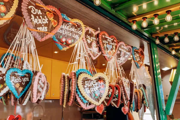 Lebkuchenherzen Auf Dem Deutschen Weihnachtsmarkt Traditionelle Lebkuchen Mit Verschiedenen Inschriften — Stockfoto