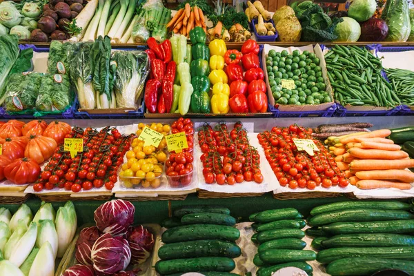 水果和蔬菜市场 许多不同的新鲜水果和蔬菜 — 图库照片