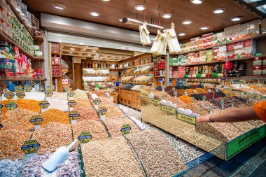 Bir sürü fındık ve kurutulmuş meyve var..