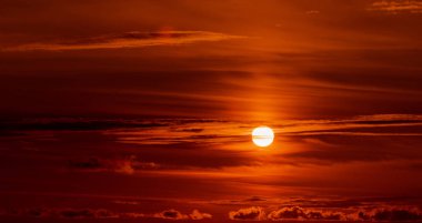 Ateşli turuncu günbatımı gökyüzü. Güzel gökyüzü.