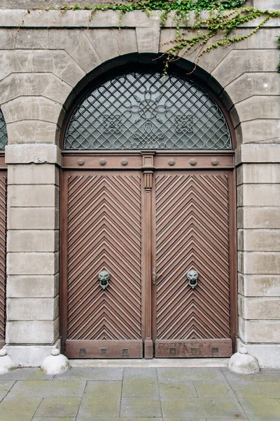 Eski Ahşap Kapı Binadaki Eski Ahşap Kapı — Stok fotoğraf