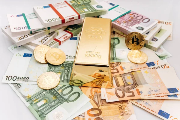 Bitcoin Btc Monedas Oro Con Billetes Billetes Euro Lingotes Oro —  Fotos de Stock