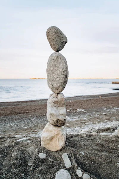 浜辺の石の姿 海を背景にした美しい石の姿 — ストック写真