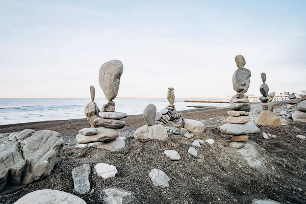 海の近くのビーチでの石の数字 海の背景と石像 — ストック写真