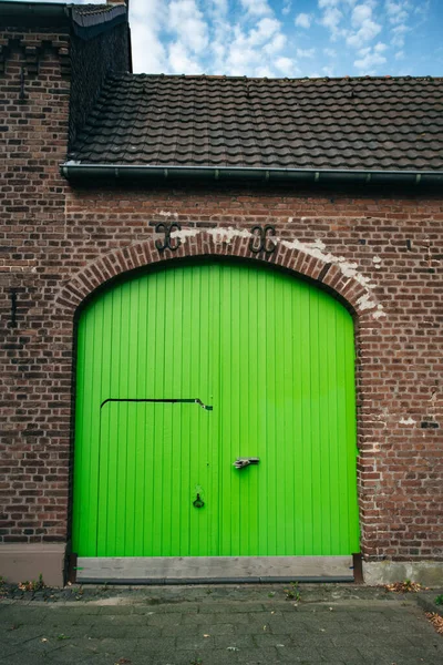 Grandes Portas Madeira Verde Brilhante Antigo Edifício Tijolos Portas Prédio — Fotografia de Stock