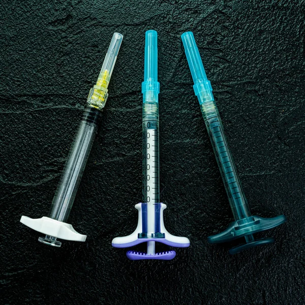 Kosmetologische Injecties Plastic Spuit Zwarte Achtergrond Medische Spuit Botox Vulmiddel — Stockfoto