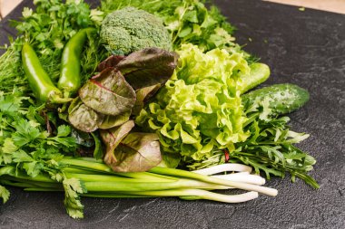 Taze sebzeler: kiraz domatesleri, brokoli, biber, dereotu, koyu renkte maydanoz. Yemek tarifi. Malzemeler. Beslenme yemeği. Metnin altına yerleştir. Yukarıdan görüntüle