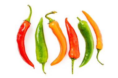 Sıcak kırmızı biber beyaz arkaplanda izole edilmiş.