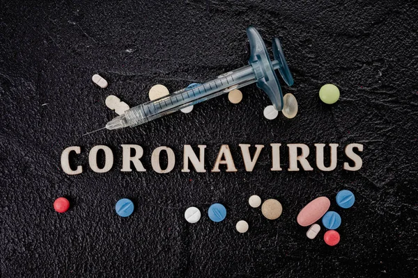 Flacon Vaccin Contre Coronavirus Avec Seringue Isolée Sur Fond Noir — Photo