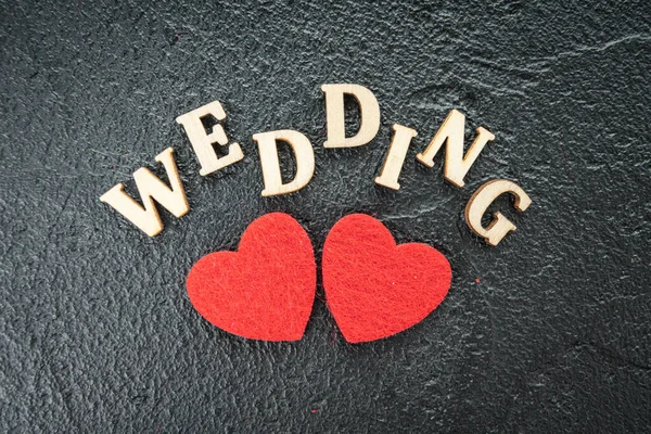 黒い板の上に赤いハート 創造的な結婚式の概念 — ストック写真