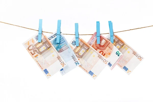Eurobankjegyeket Kék Ruhacsipeszekkel Fehér Alapon Kötélhez Erősítik — Stock Fotó