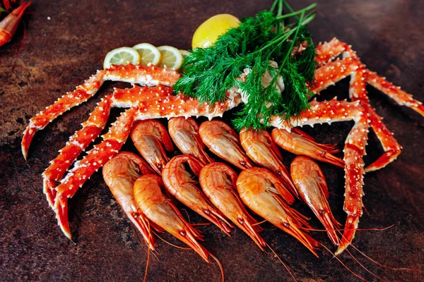 Sur Table Sont Les Crevettes Crabe Citron Les Herbes Tableau — Photo