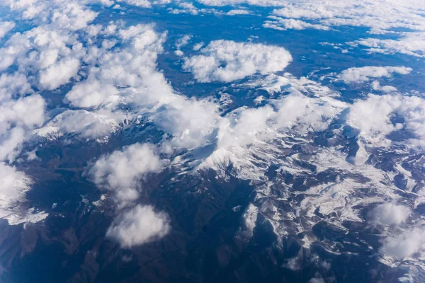 Wolken Ein Blick Aus Dem Flugzeugfenster lizenzfreie Stockbilder