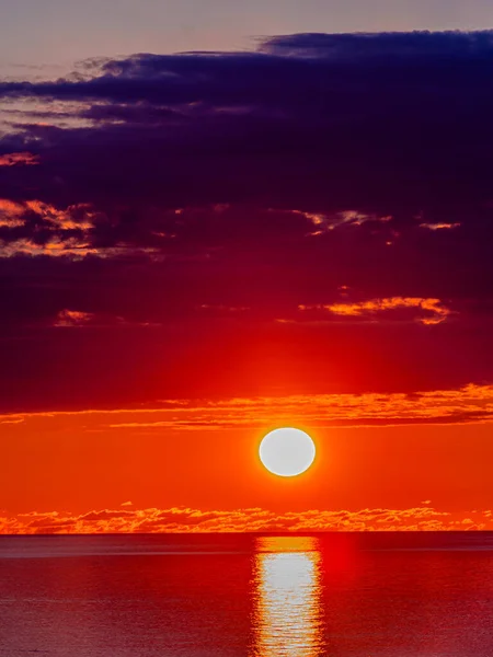 Panorama Sol Nubes Oscuras Superficie Agua Mar Atardecer — Foto de Stock