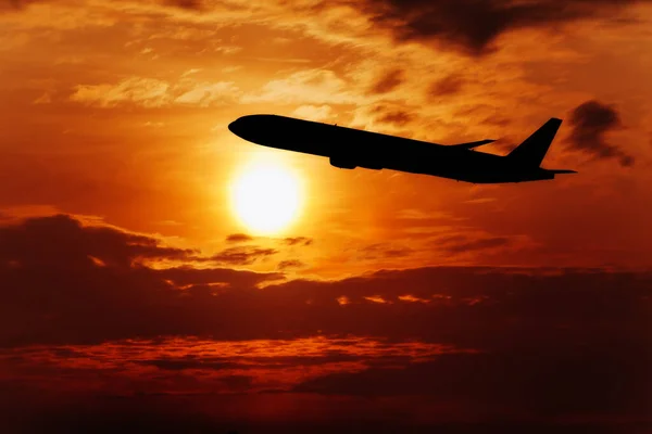 Αεροπλάνο Στον Ουρανό Στο Ηλιοβασίλεμα Ιστορικό Ταξιδιού Επιβατικό Αεροπλάνο — Φωτογραφία Αρχείου