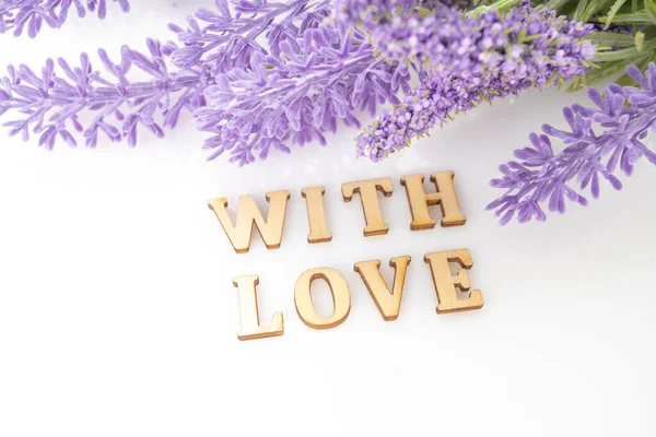 Signo Amor Con Montón Flores Púrpuras Pétalos Amor Texto — Foto de Stock