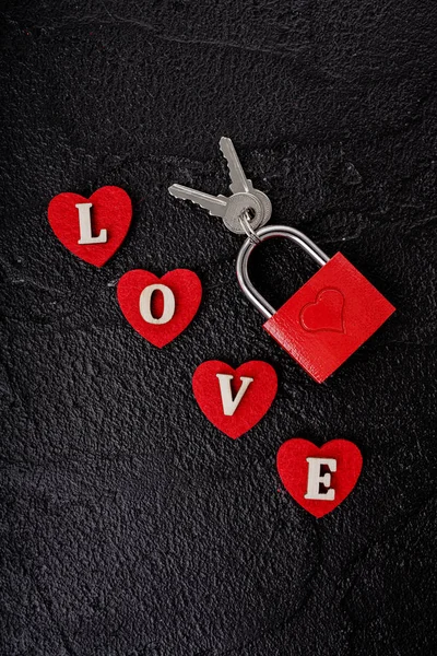 キーで心臓を 鍵と赤い南京錠で抽象的な愛の背景概念 — ストック写真