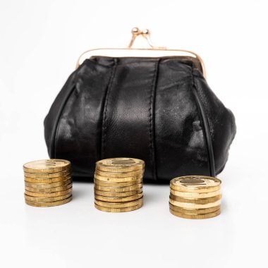 m-cüzdan ve beyaz arka plan üzerinde izole paraları