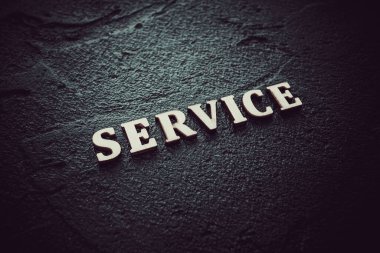 Sözcük servisi siyah arkaplanda yazıldı