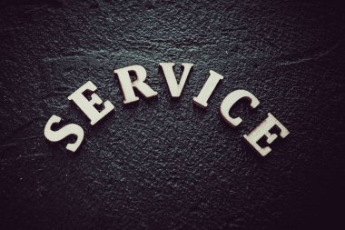 Sözcük servisi siyah arkaplanda yazıldı