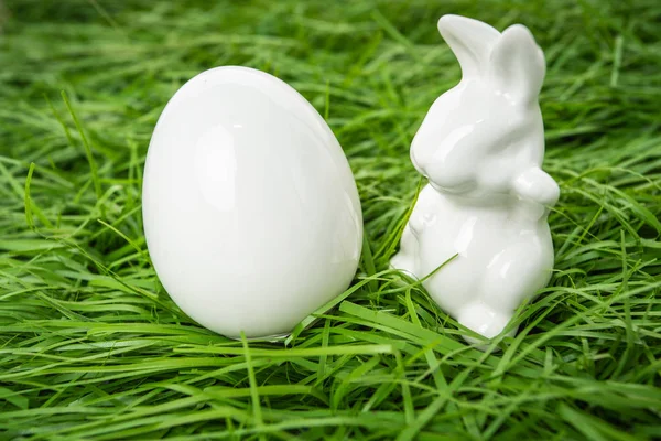 イースターのための白い卵 ハッピーイースター — ストック写真