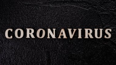 Tahta blokta Coronavirus kelimesi yazılı. Coronavirus konsepti
