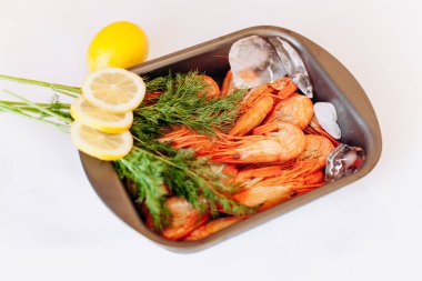 Limonlu ve dereotlu taze karides